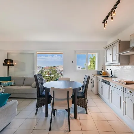Apartment Two Bed - Walk To The